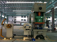 Nivelando la automatización de perforación del equipo de la enderezadora del alimentador de la bobina 12 meses de garantía